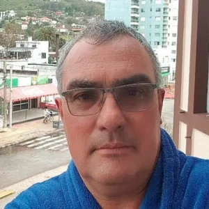 Tengo 58 años y poco manejo en computación. La docente, siempre atenta a nuestro aprendizaje, ayudando y colaborando que no quedaran dudas. Buen trato y excelentes salones: con respeto al protocolo, amplios y limpios.